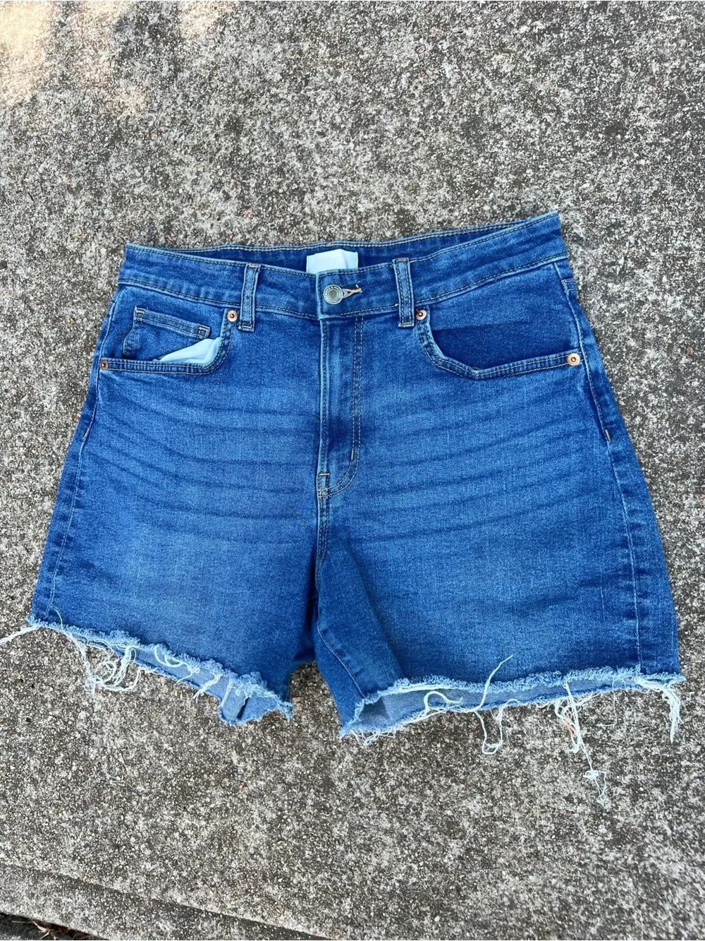 H&M High Rise Medium Wash Denim Shorts Frayed Raw Hem Women’s Size 10